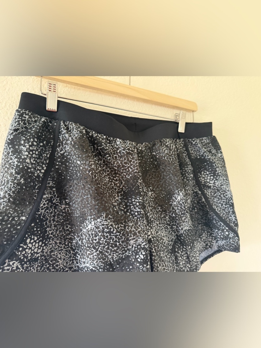 Under Armour Black Speckle Women's Running Shorts Size-Large - Picture 6 of 8